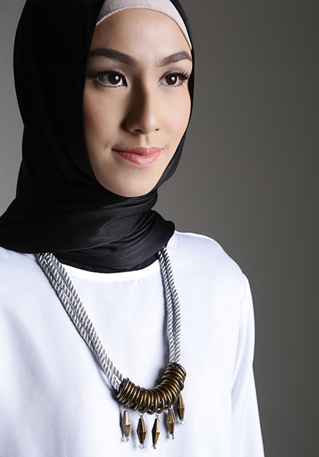 Hijab dengan aksesoris kalung