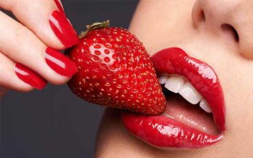 Memerahkan bibir dengan strawberry