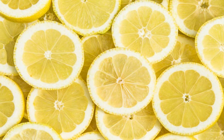 Cara alami dan aman menghilangkan Stretch Mark menggunakan irisan lemon
