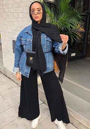 mix and match jaket jeans wanita hijab dengan tas pinggang