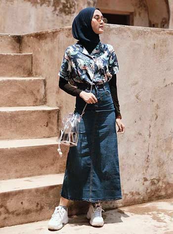 Style hijab casual dengan kemeja motif dan A-line skirt