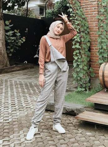 14 Inspirasi Style Hijab Casual Untuk Outfit Sehari-hari - Hai Gadis