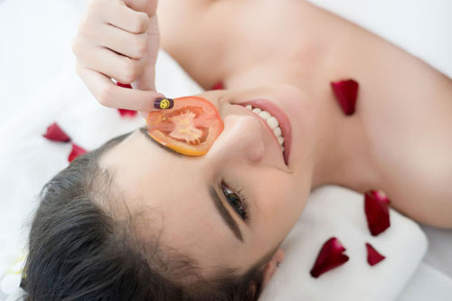 Tips menghilangkan kantong mata secara alami dengan tomat