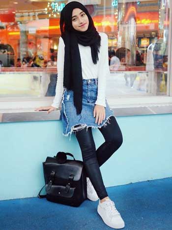 Outfit kaos putih untuk hijaber