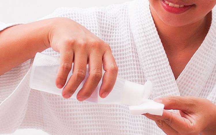 Bersihkan wajah dengan milk cleanser atau cleanser oil
