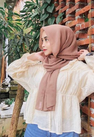 20 OOTD Pashmina Plisket 2021 Agar Penampilanmu Makin Kekinian