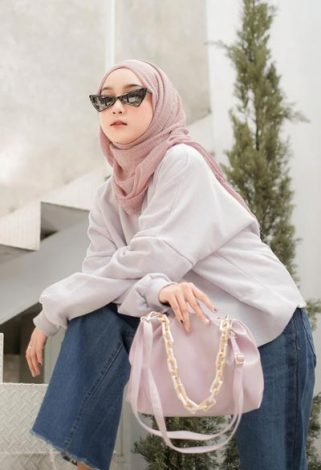 20 OOTD Pashmina Plisket 2021 Agar Penampilanmu Makin Kekinian