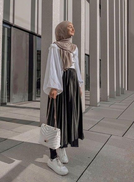 Inspirasi OOTD Hijab dengan Rok Midi Agar Postur Tubuh Tampak Tinggi