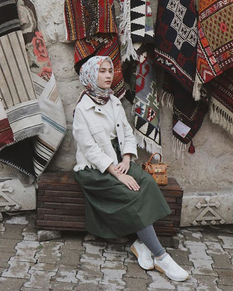 Inspirasi OOTD Hijab dengan Rok Midi Agar Postur Tubuh Tampak Tinggi