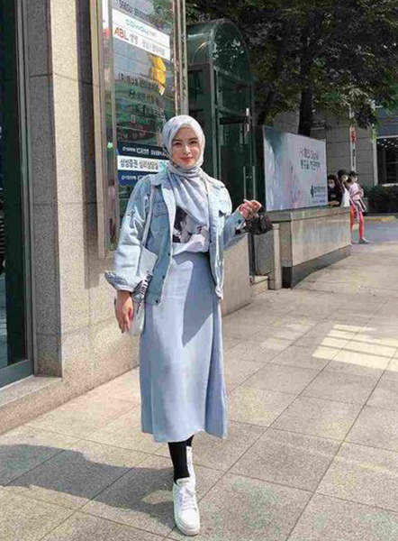 Inspirasi OOTD Hijab dengan Rok Midi Agar Postur Tubuh Tampak Tinggi