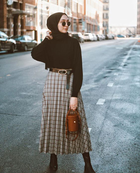 Inspirasi OOTD Hijab dengan Rok Midi Agar Postur Tubuh Tampak Tinggi