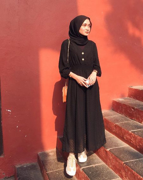 18 Inspirasi OOTD Dress Hitam Hijab untuk Berbagai Acara