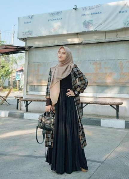 18 Inspirasi OOTD Dress Hitam Hijab untuk Berbagai Acara