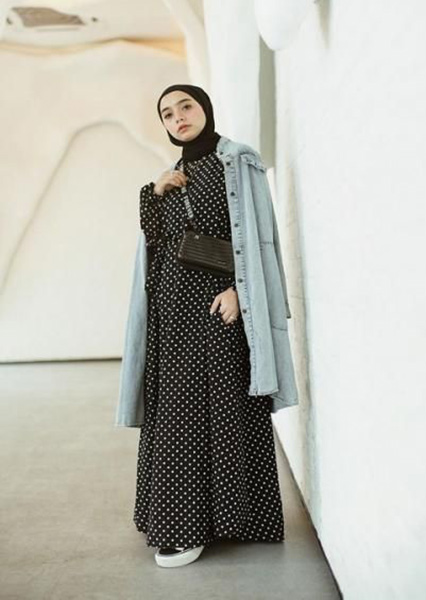 18 Inspirasi OOTD Dress Hitam Hijab untuk Berbagai Acara