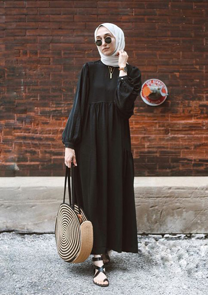 18 Inspirasi OOTD Dress Hitam Hijab Untuk Berbagai Acara