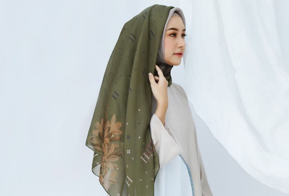 rekomendasi warna hijab sawo matang