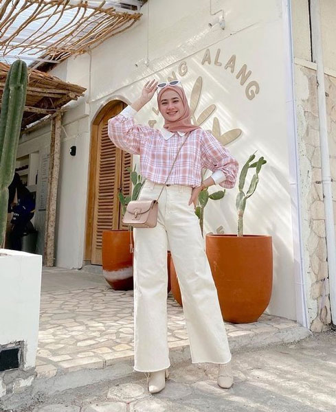 Perpaduan Warna Neon dalam Outfit Cewek Kue di CFD