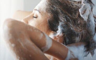 15 Dry Shampoo Terbaik Untuk Rambut Yang Lebih Sehat dan Indah