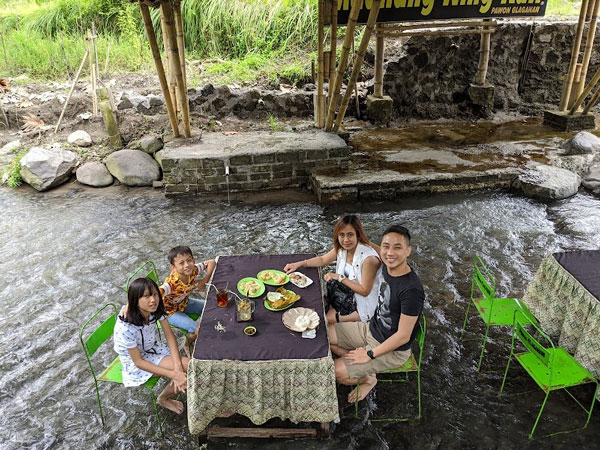 Tempat Makan di Atas Air Terbaik di Indonesia
